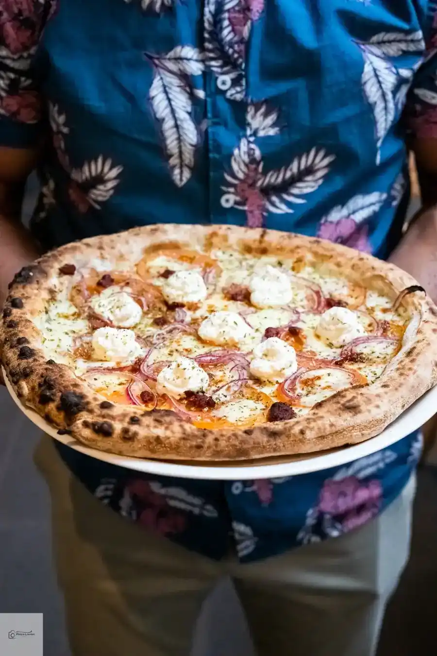 Rotonda Pizza chef presenting a handcrafted wood-fired Neapolitan pizza at a Sydney wedding catering event